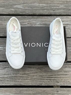 NWT Vionic Oasis White Canvas Lace-Up Sneakers